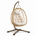Sillón colgante de mimbre con cojín crema
