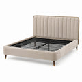Cama doble de tela beige con cabecera y estructura metálica