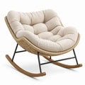 Mecedora de lino beige con estructura de ratán, acero y madera